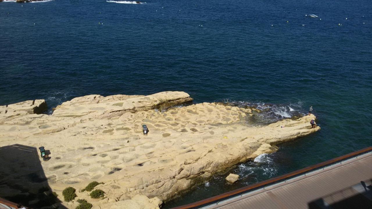 A Seafront Home Away From Home St. Paul's Bay Exteriör bild